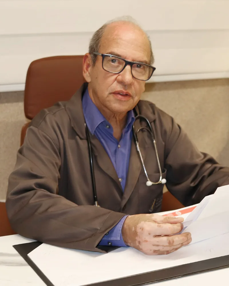 Dr. João Eustáquio em consulta